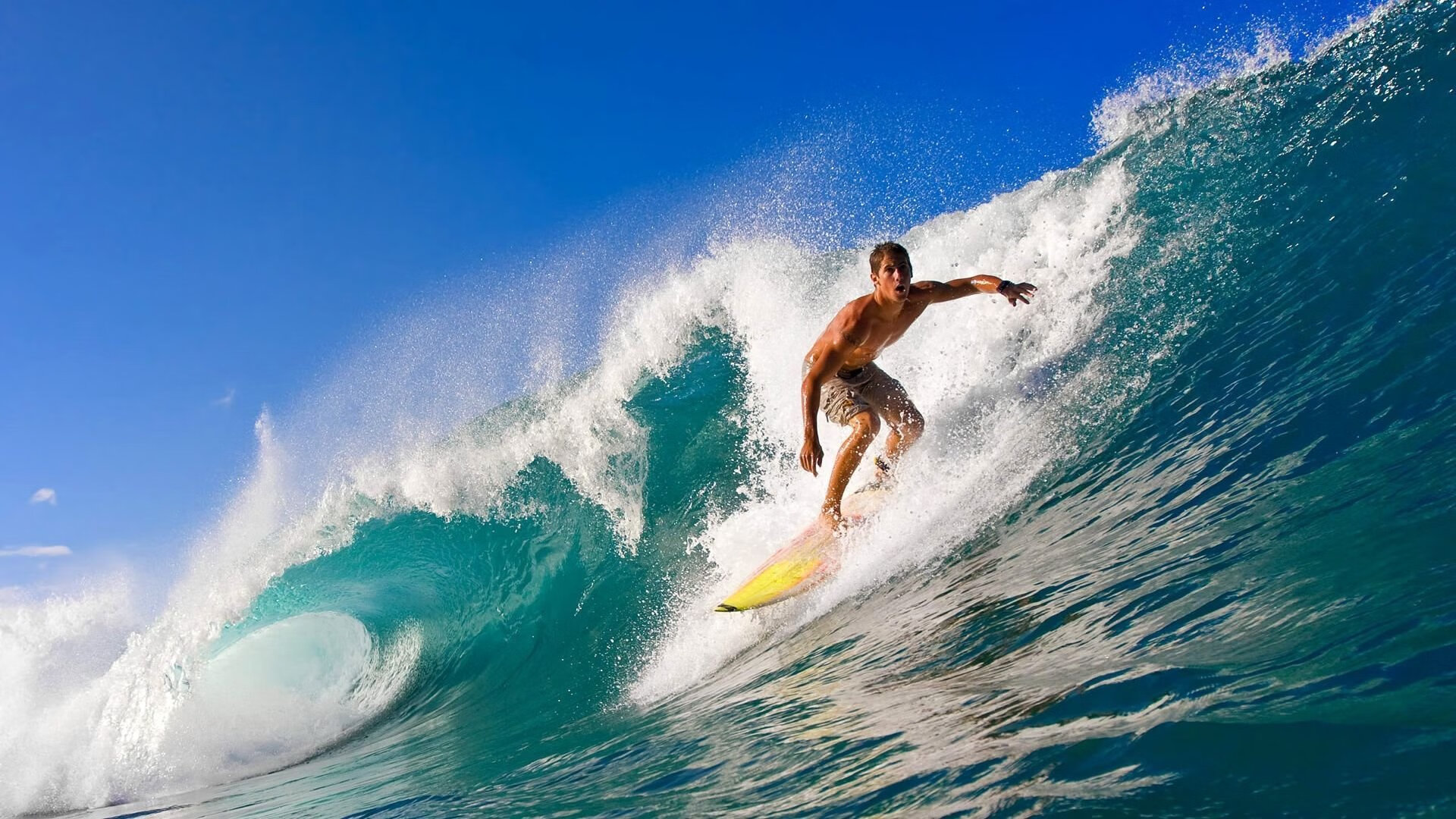 冰湖风筝滑雪赛 风力助推下选手滑行距离惊人